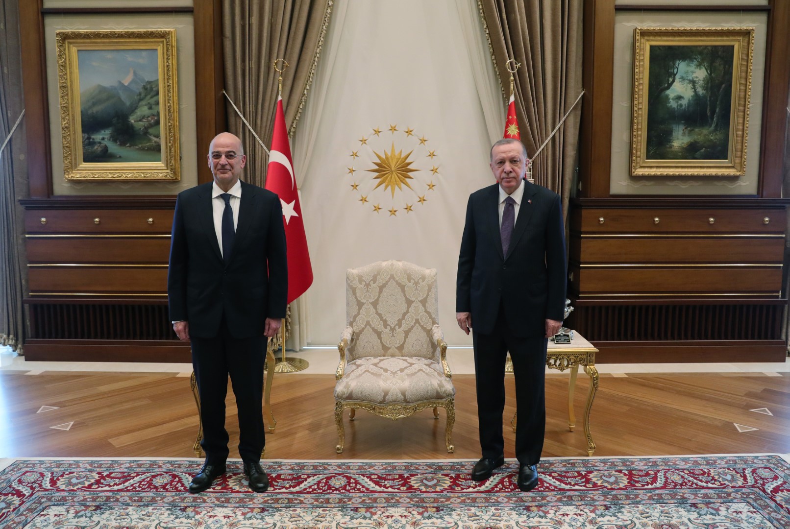 (Ξένη Δημοσίευση)  Ο Πρόεδρος της Τουρκίας Recep Tayyip Erdogan (Δ) υποδέχεται τον υπουργό Εξωτερικών Νίκο Δένδια (Α), κατά τη διάρκεια της συνάντησής τους, στο Προεδρικό Μέγαρο στην Άγκυρα, την Πέμπτη 15 Απριλίου 2021. Σε μια προσπάθεια να υπάρξει επανέναρξη της συνεννόησης μεταξύ της Ελλάδας και της Τουρκίας στο πλαίσιο του Διεθνούς Δικαίου, ο Νίκος Δένδιας μετέβη  στην Άγκυρα, συνοδευόμενος από τον υφυπουργό Εξωτερικών, αρμόδιο για την οικονομική διπλωματία, Κώστα Φραγκογιάννη, καθώς και την υπηρεσιακή ηγεσία του υπουργείου, προκειμένου να συναντηθεί με τον Πρόεδρο της Τουρκίας Ρετζέπ Ταγίπ Ερντογάν και τον Τούρκο ομόλογό του Μεβλούτ Τσαβούσογλου. Οι συναντήσεις έρχονται μετά την πραγματοποίηση δύο γύρων διερευνητικών επαφών εντός δύο μηνών και των πολιτικών διαβουλεύσεων σε ανώτατο υπηρεσιακό επίπεδο μεταξύ των δύο υπουργείων Εξωτερικών που ακολούθησαν. Οι δύο πλευρές αναμένεται να εξετάσουν ζητήματα διμερών σχέσεων, καθώς και περιφερειακά και διεθνή ζητήματα. Ειδικότερα, αναμένεται να συζητηθούν οι διμερείς σχέσεις, τόσο πολιτικές όσο και οικονομικές, καθώς και οι διεθνείς εξελίξ