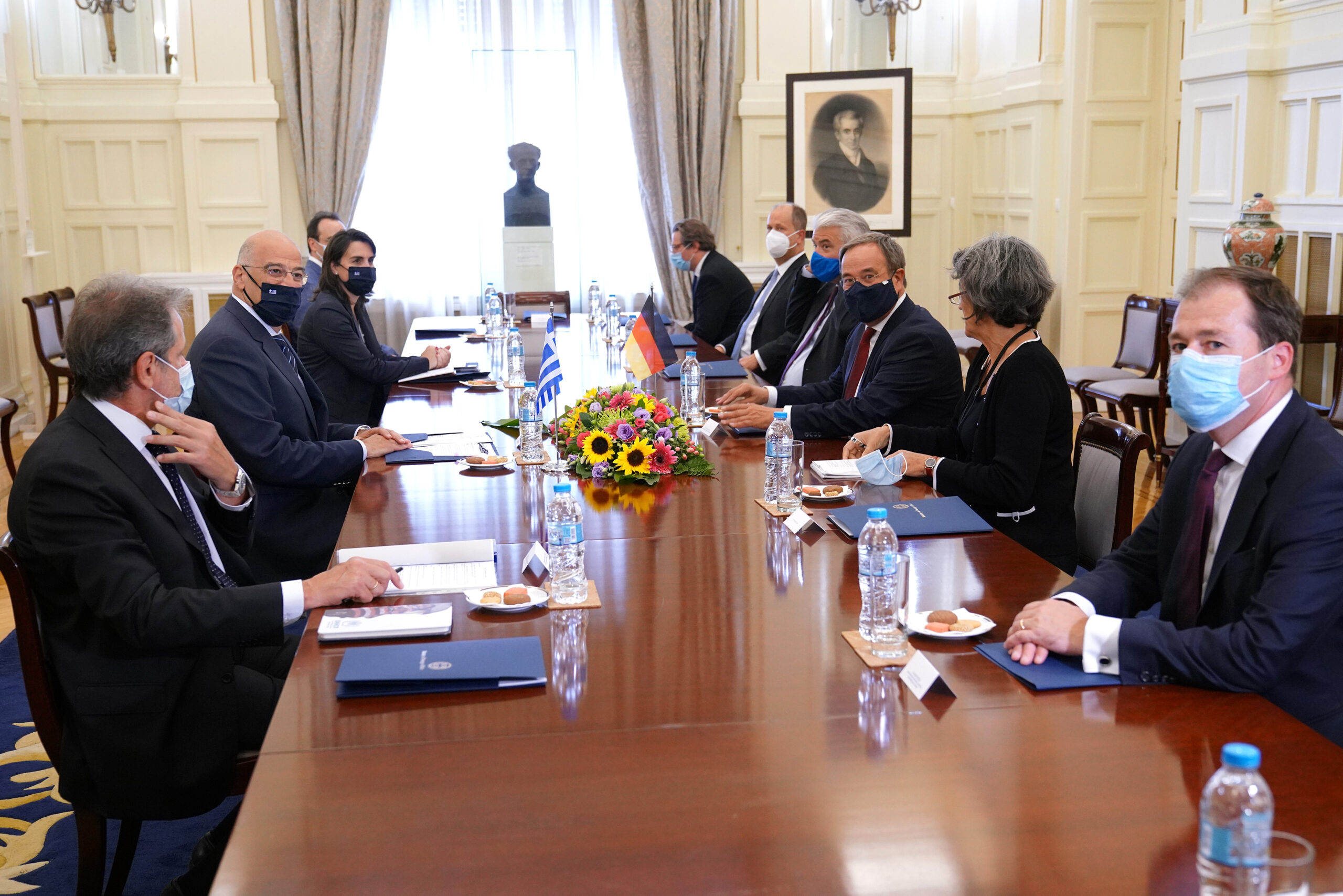 Συνάντηση Υπουργού Εξωτερικών, Νίκου Δένδια, με τον Πρωθυπουργό του Ομόσπονδου Γερμανικού Κρατιδίου της Βόρειας Ρηνανίας-Βεστφαλίας, κ. Armin Laschet (Αθήνα, 03.08.2020)