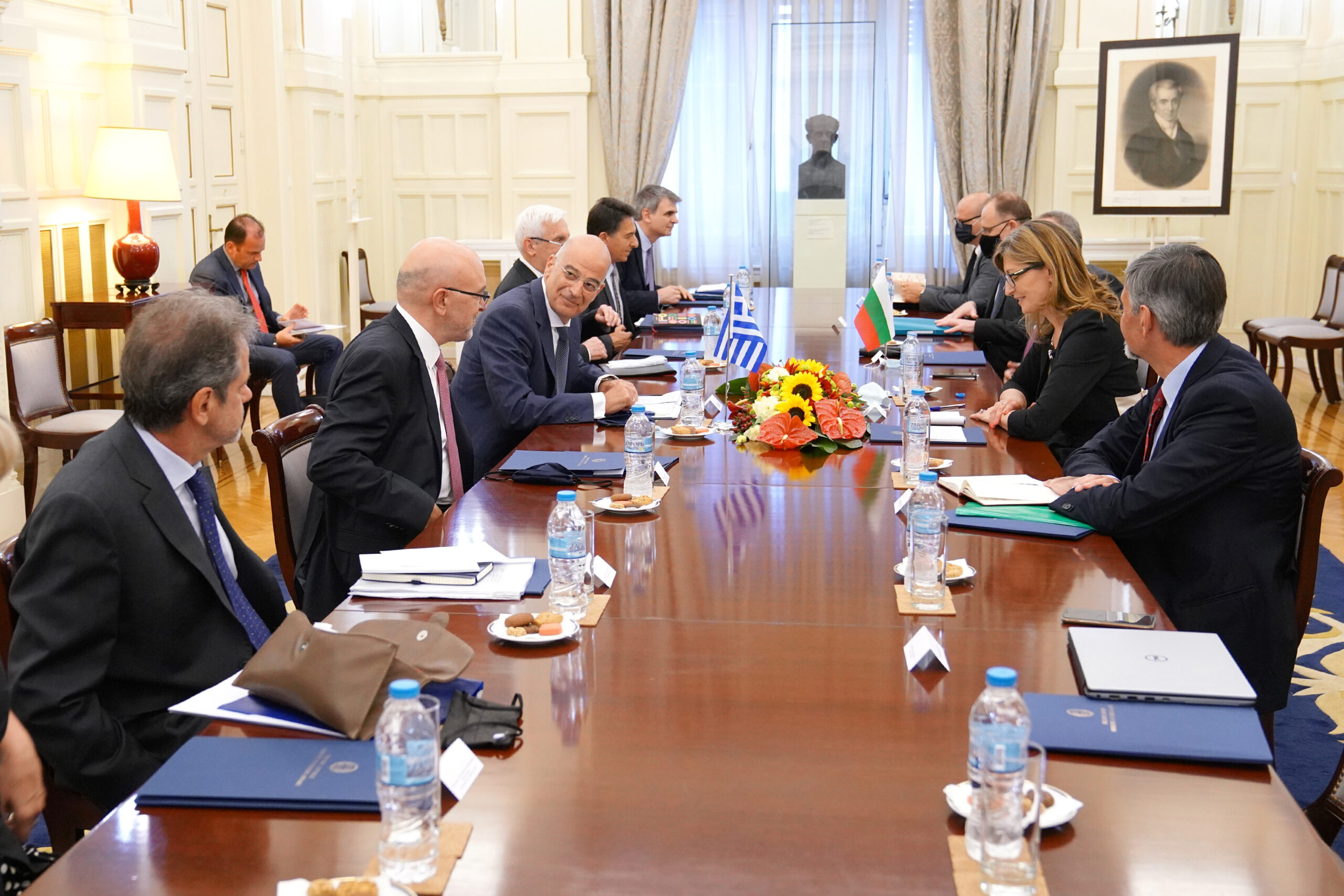Διευρυμένες συνομιλίες  του Υπουργού Εξωτερικών, Νίκου Δένδια, με την Υπουργό Εξωτερικών της Βουλγαρίας, Ekaterina Zakharieva  (Αθήνα, 27.07.2020)