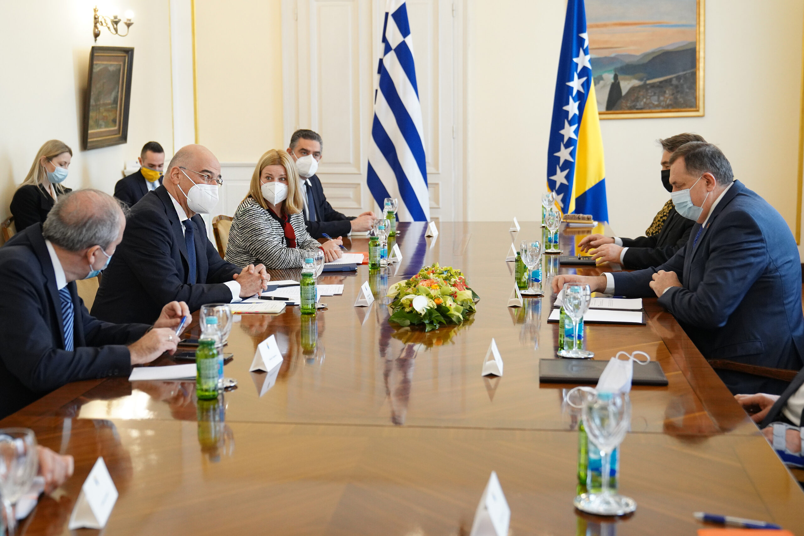 Επίσκεψη Υπουργού Εξωτερικών, Νίκου Δένδια, στη Βοσνία και Ερζεγοβίνη. Συναντήθηκε στο Σεράγεβο με τα μέλη του συλλογικού Προεδρείου της Βοσνίας και Ερζεγοβίνης και ειδικότερα, με τον κ. Milorad Dodik (Πρόεδρο), τον κ. Željko Komšić και τον κ. Šefik Džaferović ( Σαράγεβο, 29.01.2021)