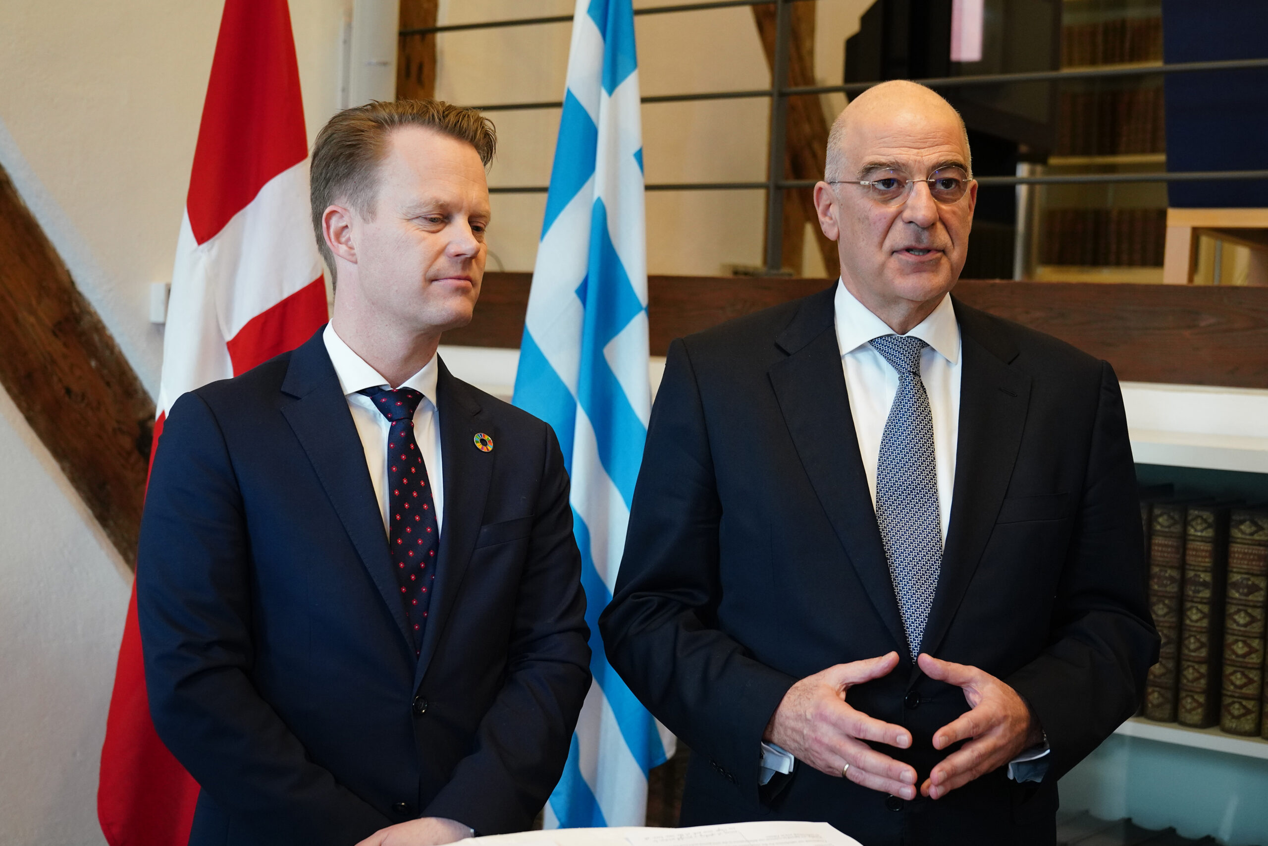 (Ξένη Δημοσίευση)   Ο υπουργός Εξωτερικών της Δανίας, Jeppe Kofod (Α) με τον υπουργό Εξωτερικών Νίκο Δένδια (Δ), κατά τη διάρκεια των κοινών δηλώσεων μετά τη συνάντησή τους, στην  Κοπεγχάγη, την Παρασκευή 21 Φεβρουαρίου 2020.  Στην Κοπεγχάγη μετέβη σήμερα ο υπουργός Εξωτερικών, όπου συναντήθηκε με τον υπουργό Εξωτερικών της Δανίας Jeppe Kofod. Σύμφωνα με ανακοίνωση του υπουργείου Εξωτερικών, οι συνομιλίες περιλάμβαναν πτυχές των διμερών σχέσεων, περιφερειακά ζητήματα κοινού ενδιαφέροντος, όπως η μετανάστευση, η ενταξιακή προοπτική των Δυτικών Βαλκανίων και η κατάσταση στην Ανατολική Μεσόγειο, αλλά και ζητήματα παγκόσμιου ενδιαφέροντος, όπως η κλιματική αλλαγή και η αξιοποίηση των ανανεώσιμων πηγών ενέργειας. Ο υπουργός Εξωτερικών, θα συναντηθεί επίσης, με αντιπροσωπεία του συνδέσμου βιομηχάνων της χώρας, υπό τον εκτελεστικό του διευθυντή, Τόμας Μπούστρουπ. ΑΠΕ-ΜΠΕ/ΓΡΑΦΕΙΟ ΤΥΠΟΥ ΥΠΕΞ/ΧΑΡΗΣ ΑΚΡΙΒΙΑΔΗΣ
