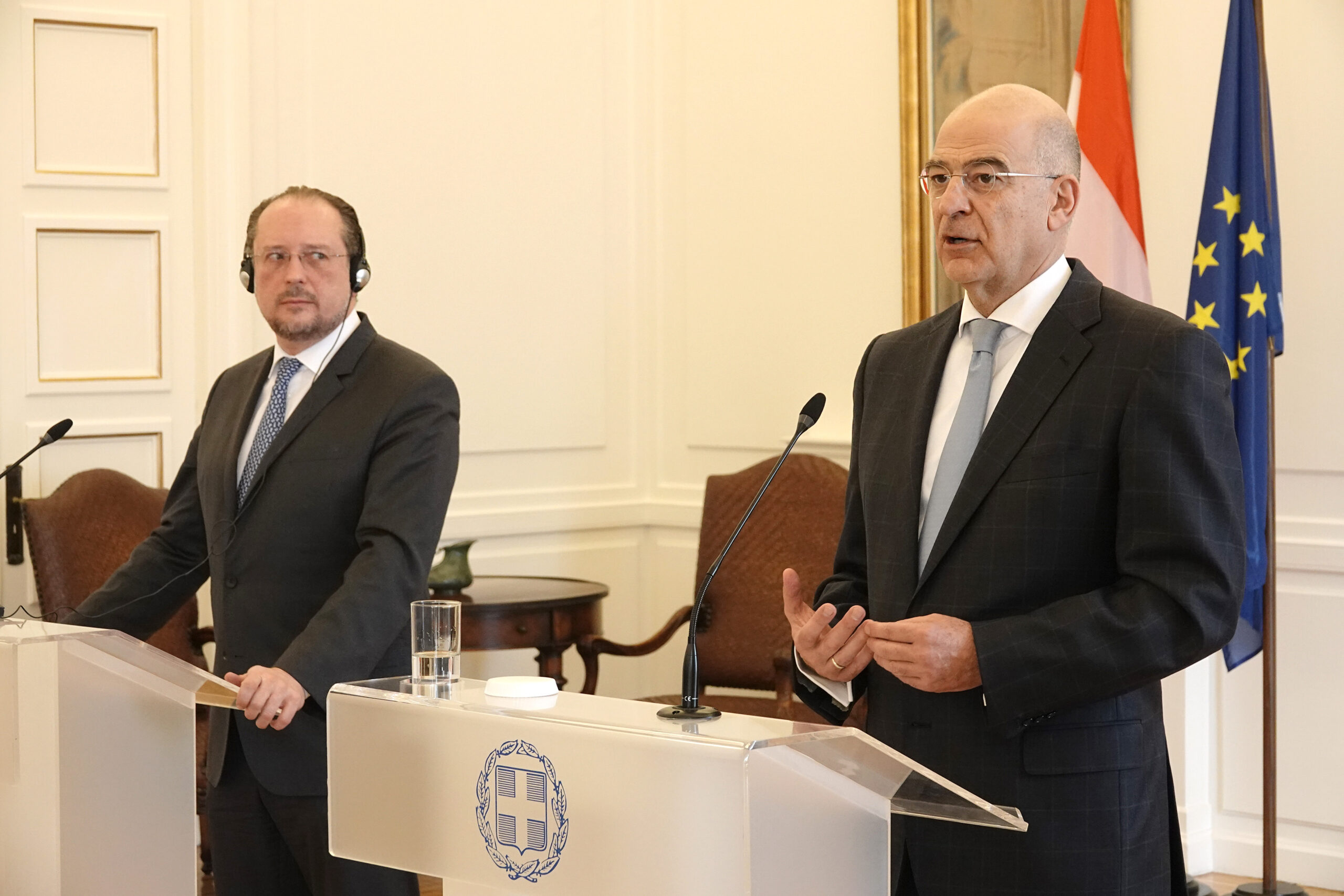 (Ξένη Δημοσίευση). Ο υπουργός Εξωτερικών Νίκος Δένδιας (Δ) με τον Ομοσπονδιακό Υπουργό Ευρωπαϊκών και Διεθνών Υποθέσεων της Αυστρίας Alexander Schallenberg (Α) κάνουν δηλώσεις στους δημοσιογράφους, μετά τη συνάντηση που είχαν στο Υπουργείο Εξωτερικών στην Αθήνα, Τρίτη 3 Μαρτίου 2020. Οι συζητήσεις αφορούσαν τις τρέχουσες εξελίξεις στο μεταναστευτικό και προσφυγικό ζήτημα. Συζητήσθηκαν επίσης η κατάσταση στην Ανατολική Μεσόγειο, καθώς και η ευρωπαϊκή προοπτική των Δυτικών Βαλκανίων. ΑΠΕ-ΜΠΕ/ΓΡΑΦΕΙΟ ΤΥΠΟΥ ΥΠΕΞ/ΧΑΡΗΣ ΑΚΡΙΒΙΑΔΗΣ