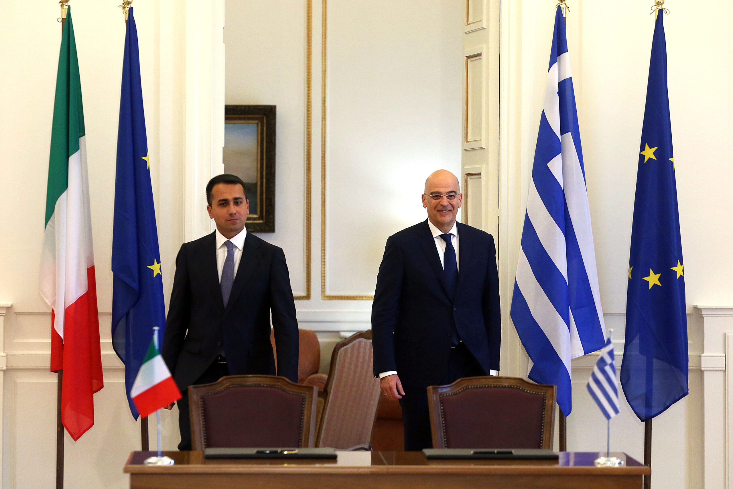 Ο υπουργός Εξωτερικών Νίκος Δένδιας και ο υπουργός Εξωτερικών της Ιταλίας Luigi Di Maio πριν υπογράψουν την Συμφωνία Οριοθέτησης Θαλλάσιων Ζωνών μεταξύ Ελλάδας και Ιταλίας στο Υπουργείο Εξωτερικών, Αθήνα Τρίτη 9 Ιουνίου 2020. ΑΠΕ-ΜΠΕ/ΑΠΕ-ΜΠΕ/ΟΡΕΣΤΗΣ ΠΑΝΑΓΙΩΤΟΥ