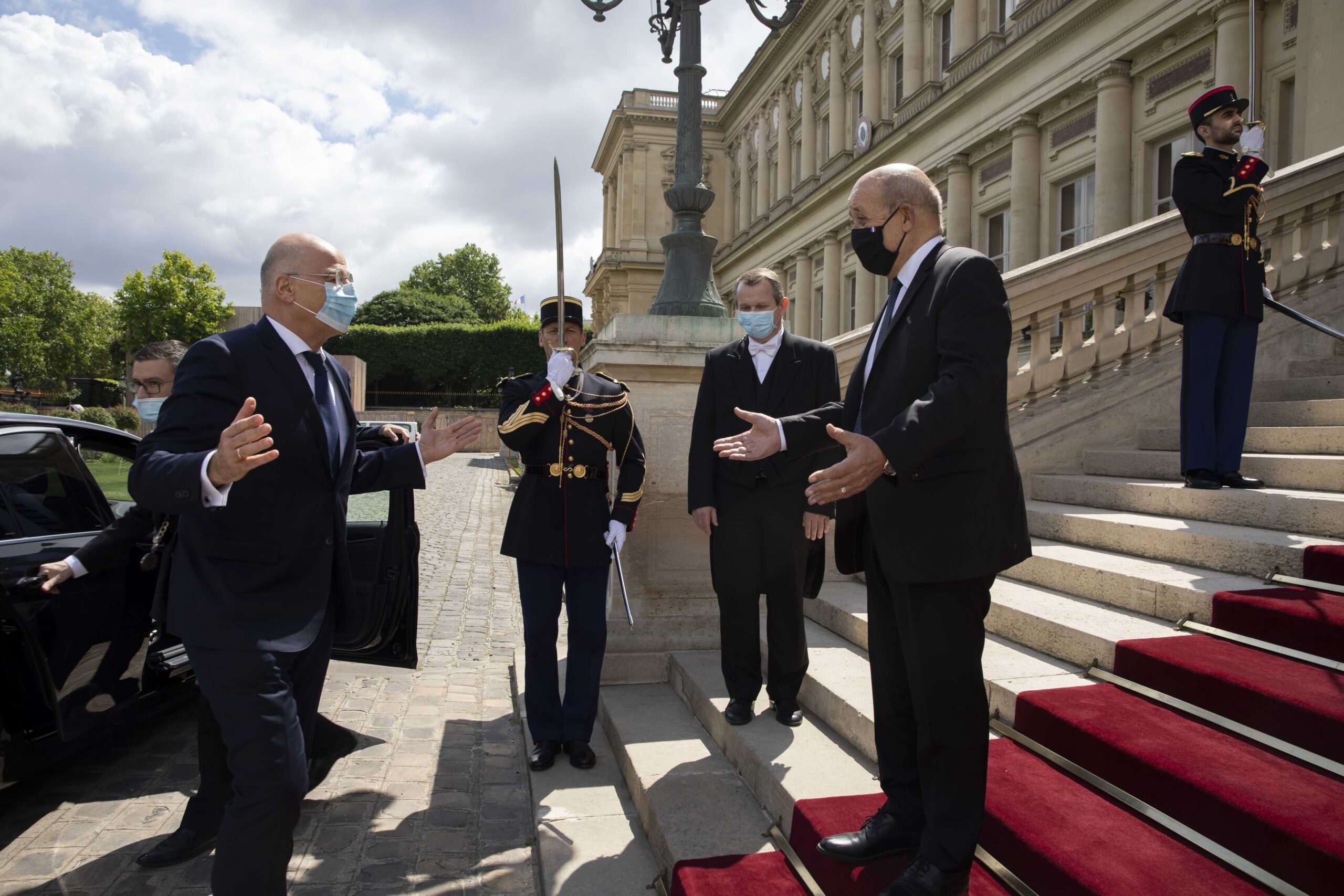 (Ξένη Δημοσίευση)  Ο Γάλλος υπουργός Εξωτερικών Jean-Yves Le Drian (Δ) υποδέχεται τον υπουργό Εξωτερικών Νίκο  Δένδια (Α), κατά τη διάρκεια της συνάντησής τους, τη Δευτέρα 15 Ιουνίου 2020, στο Παρίσι.   Ο υπουργό Εξωτερικών Νίκος  Δένδιας πραγματοποιεί επίσκεψη στο Παρίσι. ΑΠΕ-ΜΠΕ/ΓΡΑΦΕΙΟ ΤΥΠΟΥ ΥΠΕΞ/JUDITH LITVINE
