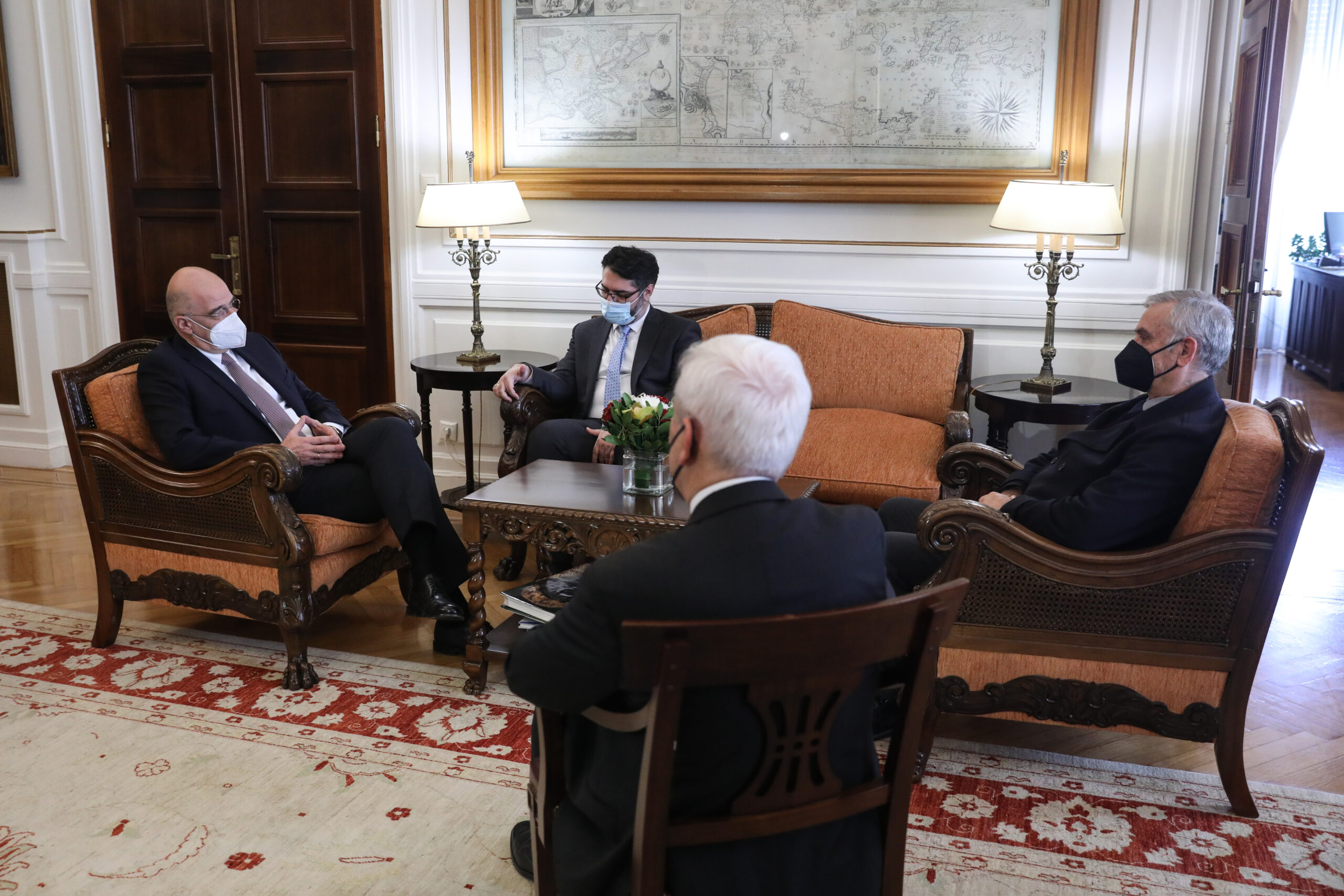 (Ξένη Δημοσίευση) Ο υπουργός Εξωτερικών Νίκος Δένδιας συναντάται με τον Γενικό Πρόξενο στη Μαριούπολη Μανώλη Ανδρουλάκη, τον γγ Θεμιστοκλή Δεμίρη, και τον  πατέρα του Γενικού Πρόξενου Γιώργο Ανδρουλάκη στο ΥΠΕΞ, Τρίτη 22 Μαρτίου 2022. ΑΠΕ-ΜΠΕ /ΑΠΕ-ΜΠΕ/ ΥΠΕΞ